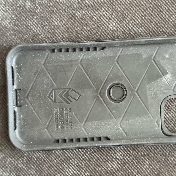 iPhone 11 Otterbox - Picture 3 of 4